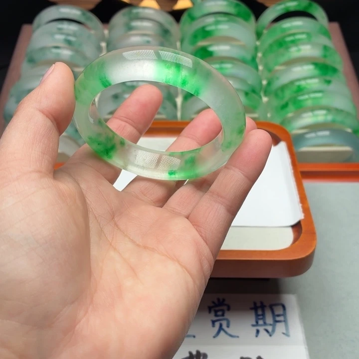 幼***恩石英质玉未镶嵌手镯