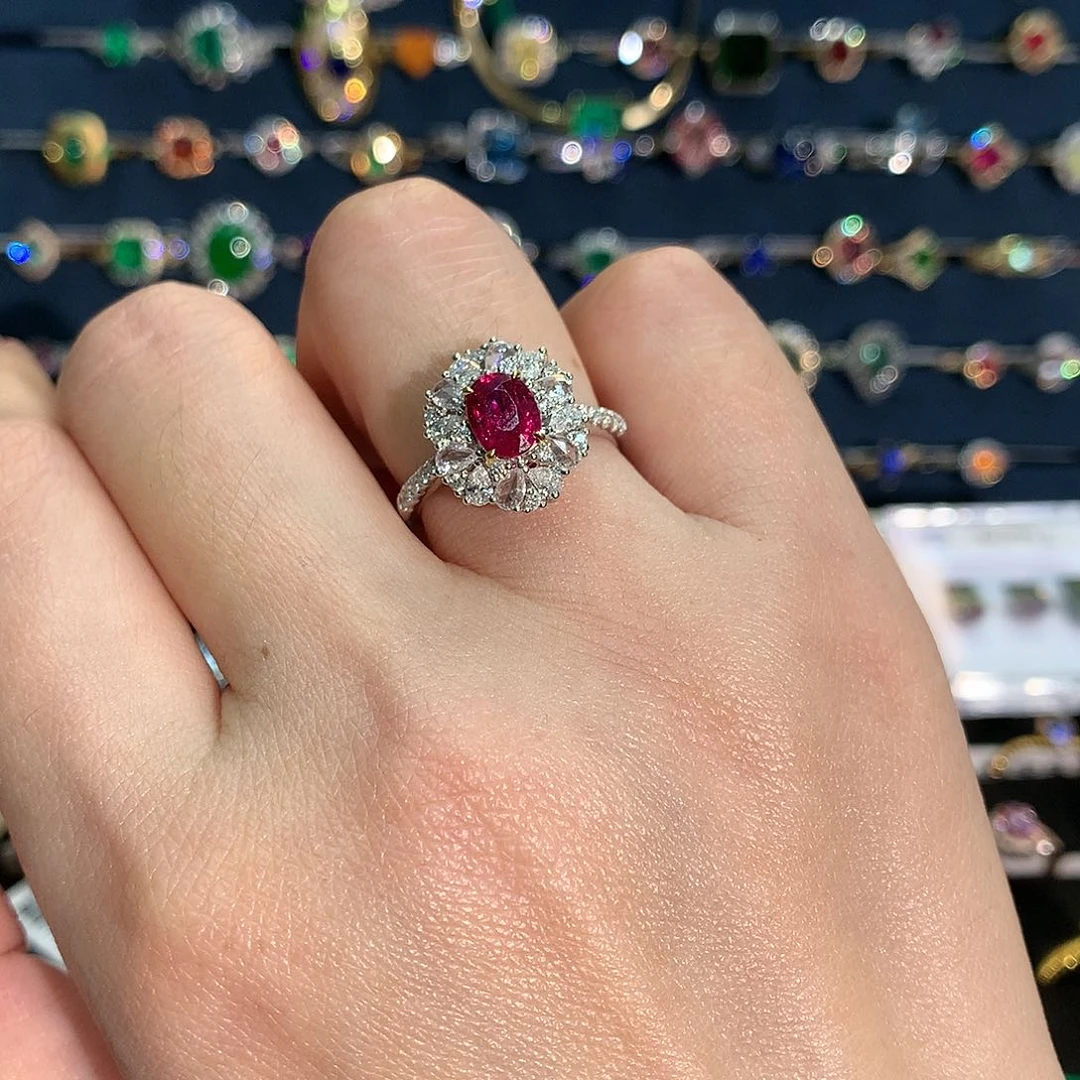 红宝石戒指18K金镶嵌