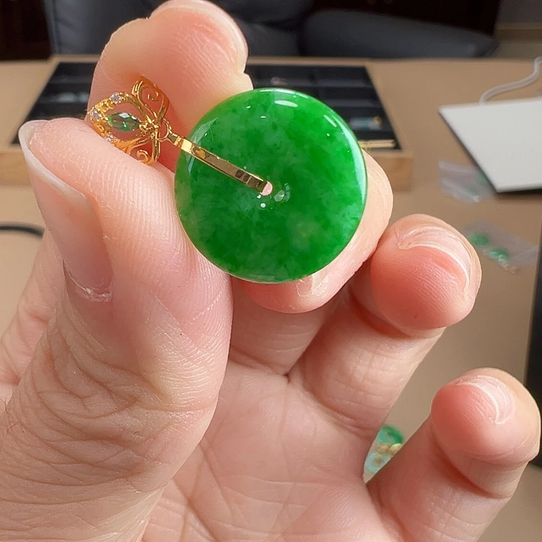 翡翠18K金镶嵌颈饰吊坠9