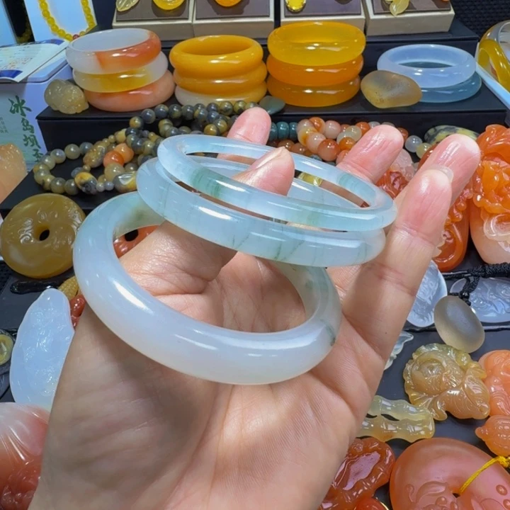 沐****石英质玉（金丝玉）未镶嵌颈饰