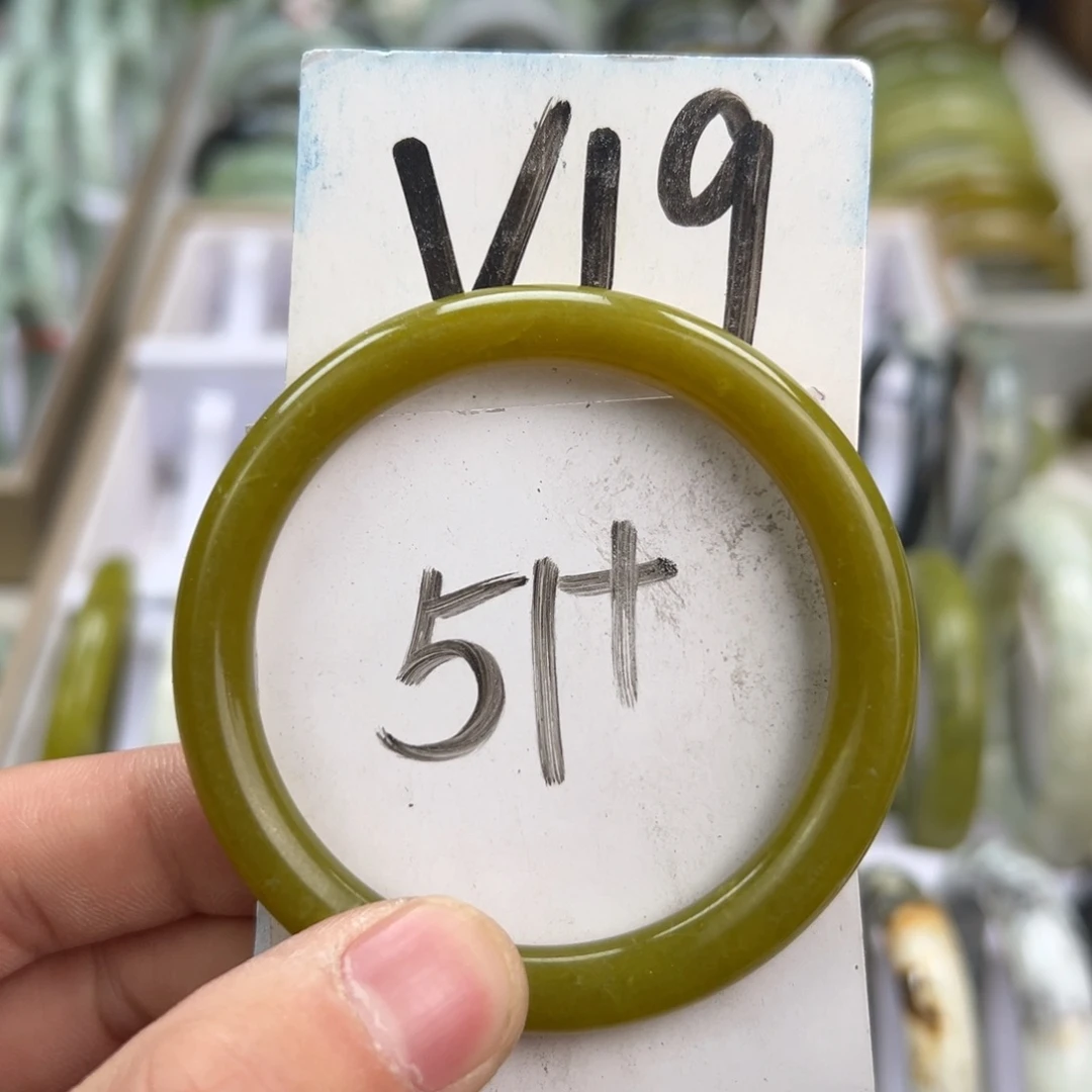 岫玉手镯未镶嵌天然岫玉微瑕，可以正常佩戴