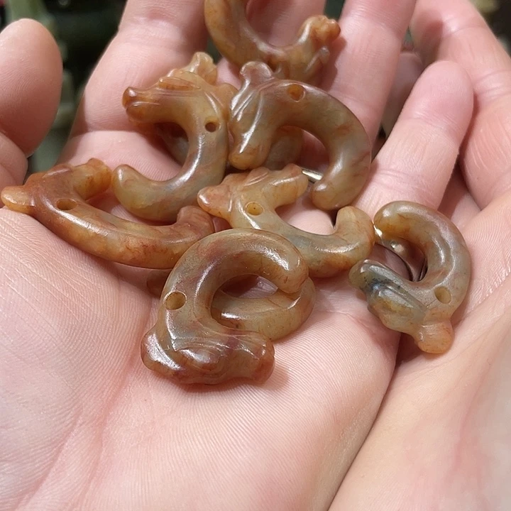 上***水玻璃颈饰品相好的品相好