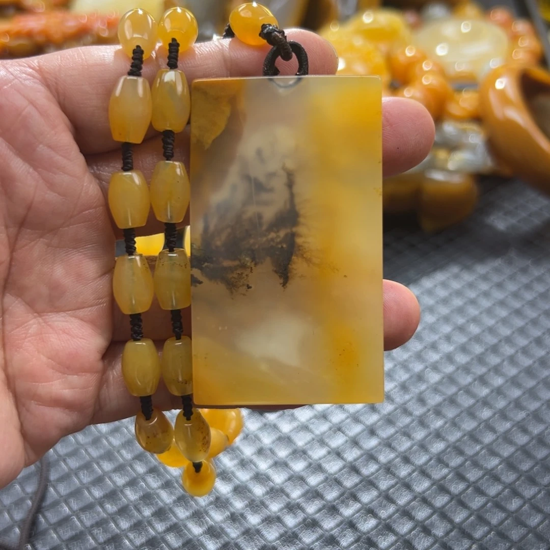 颈饰未镶嵌石英质玉