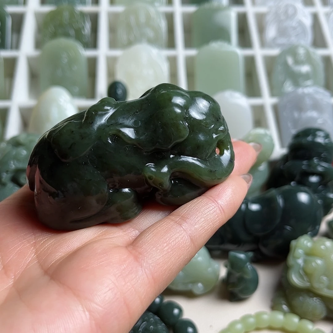 和田玉未镶嵌把件