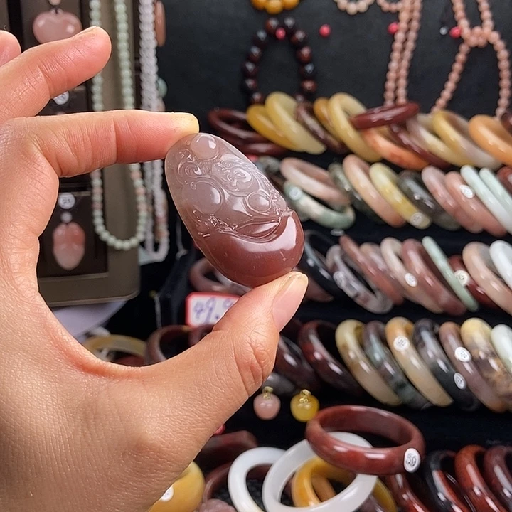 幸****石英质玉未镶嵌颈饰