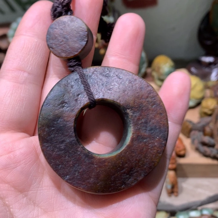 未镶嵌岫岩河磨玉（透闪石质玉）挂件