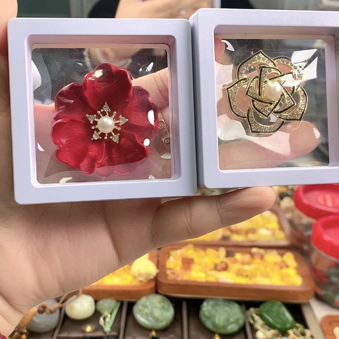 合金胸饰淡水珍珠