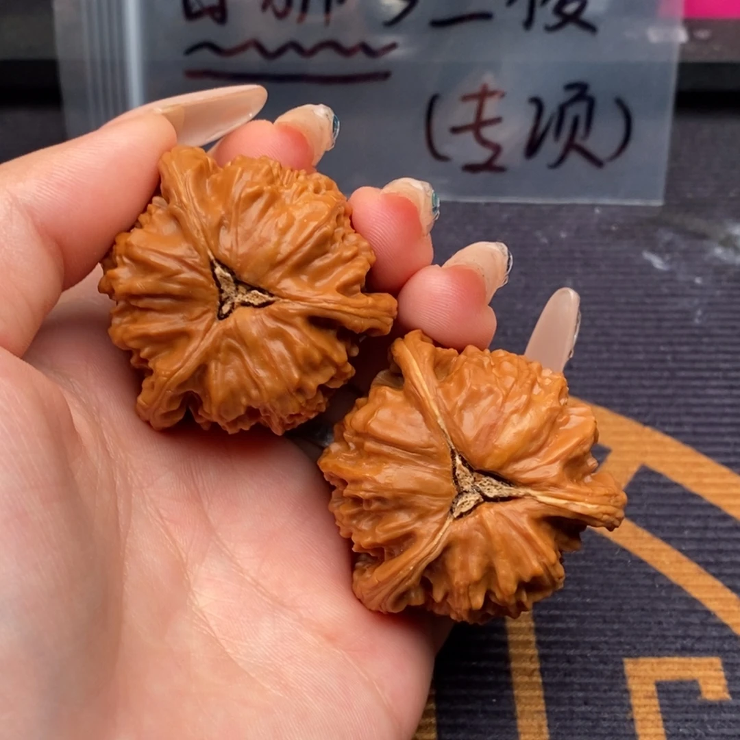 T***y吊坠文玩核桃白狮子