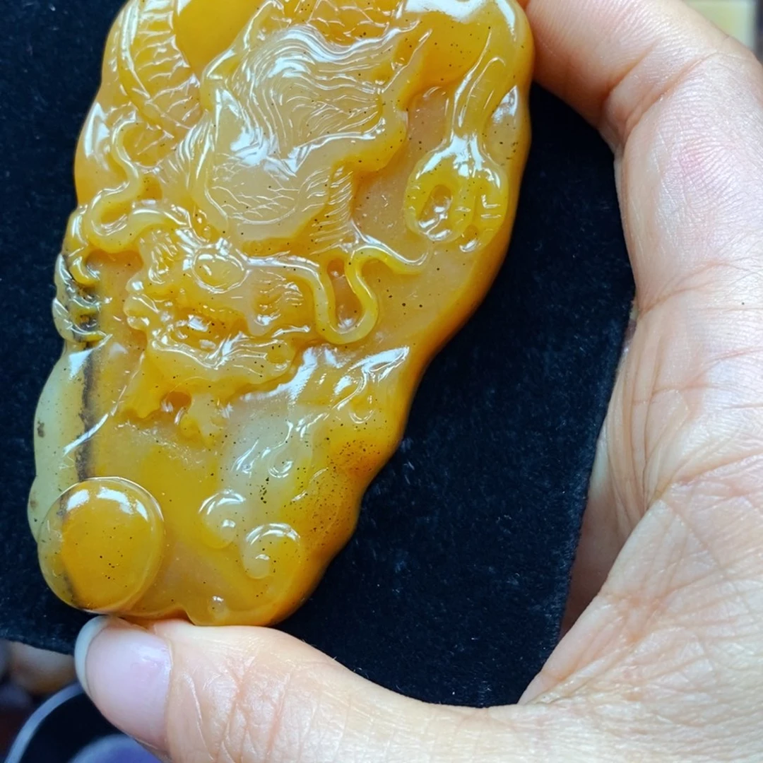 未镶嵌石英质玉（黄龙玉）颈饰