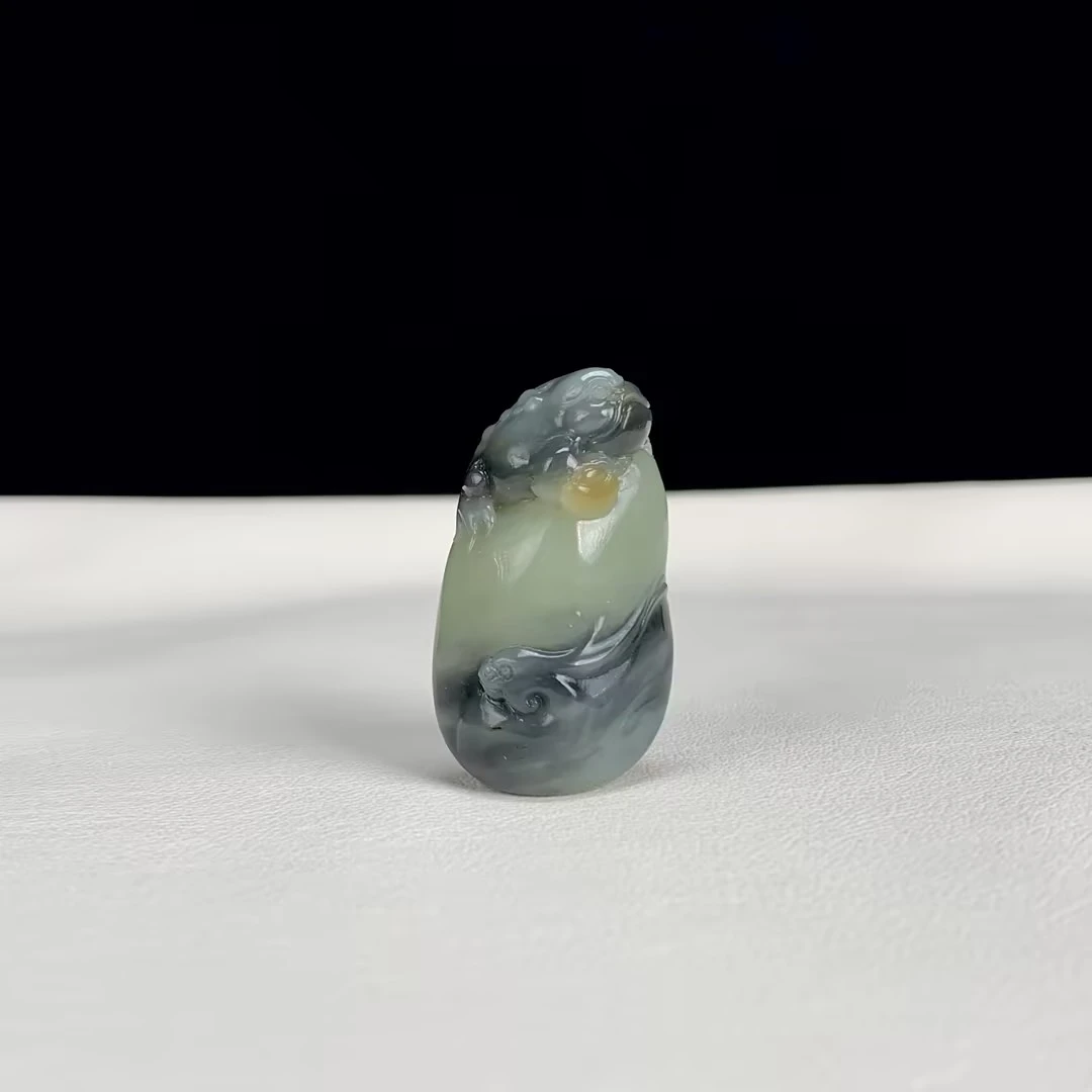 【豫人豫品】和田玉楼兰三色俏色金蟾仿古龙吊坠j2998