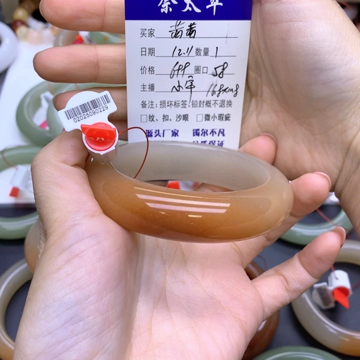 未镶嵌手镯石英质玉茜**主