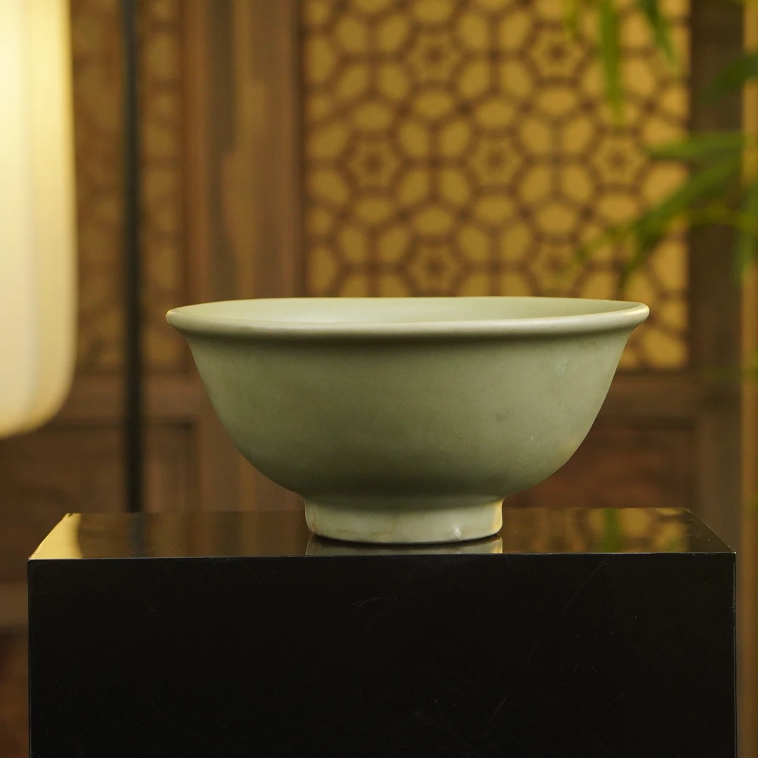 龙泉青釉碗（口径14.5cm）
