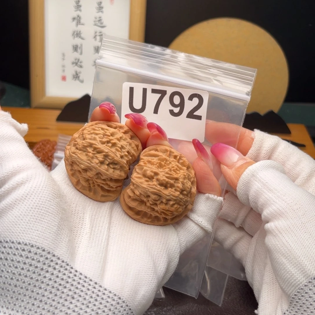 文玩核桃把件40白狮子u792有泛油