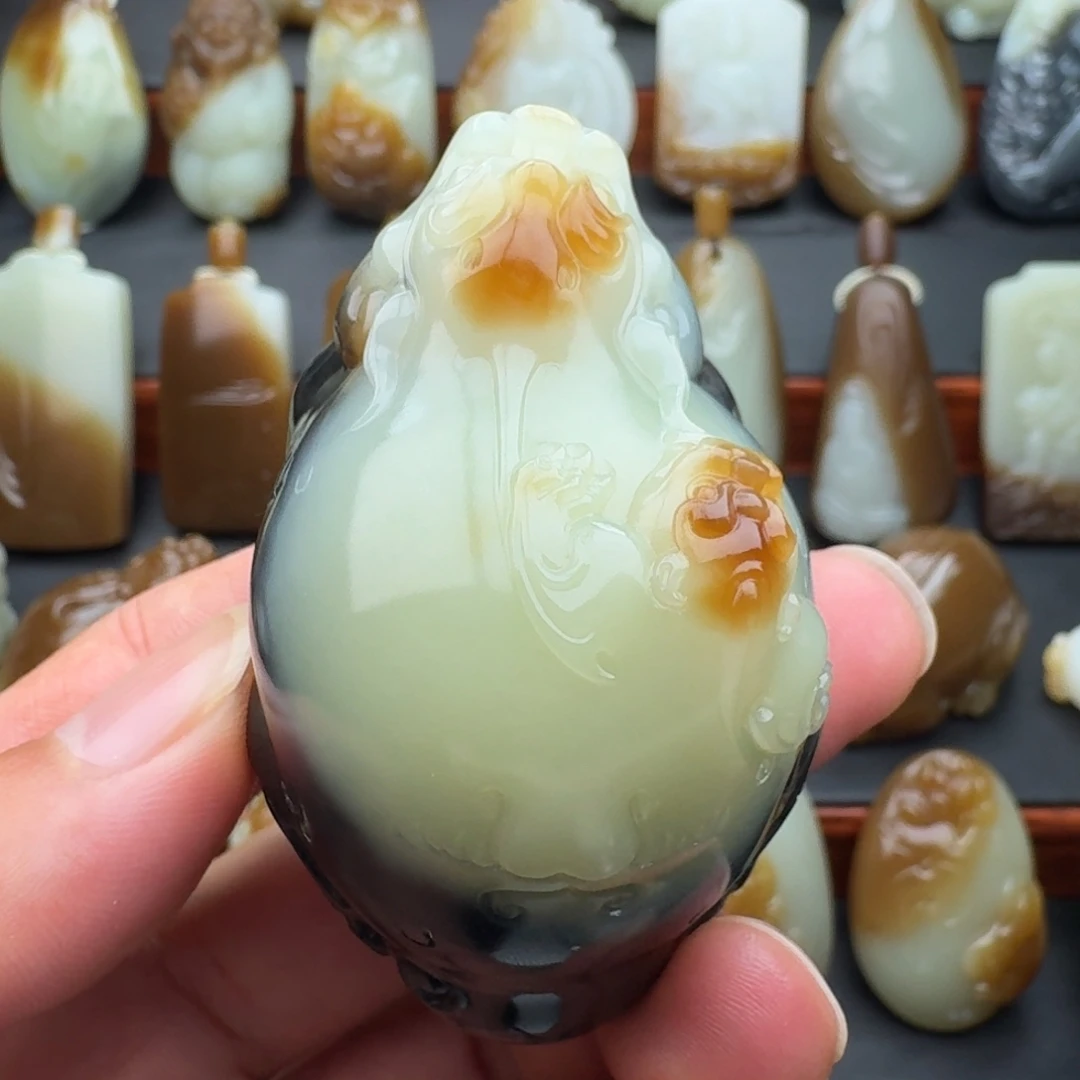 ****辉和田玉未镶嵌颈饰