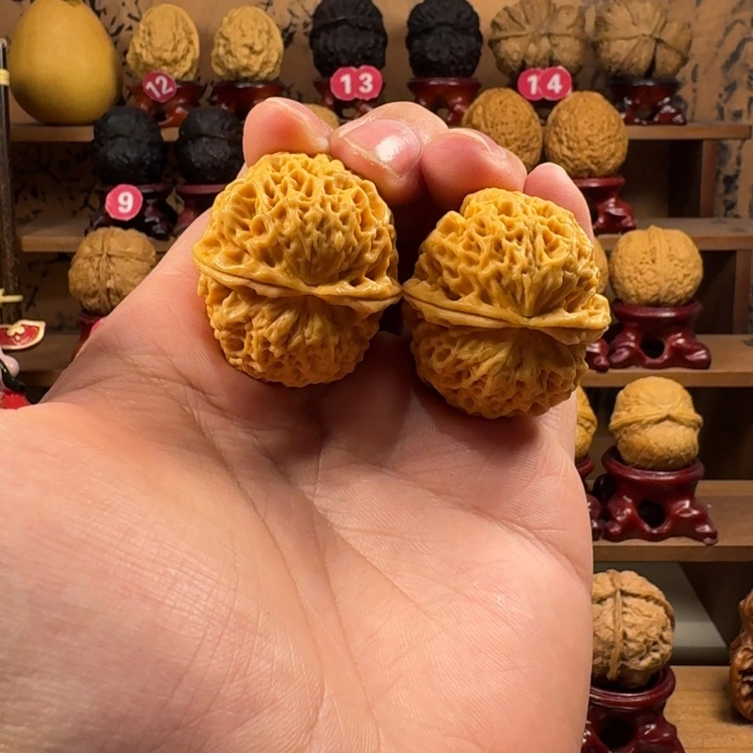 铁核桃把件珊瑚纹铁绣球