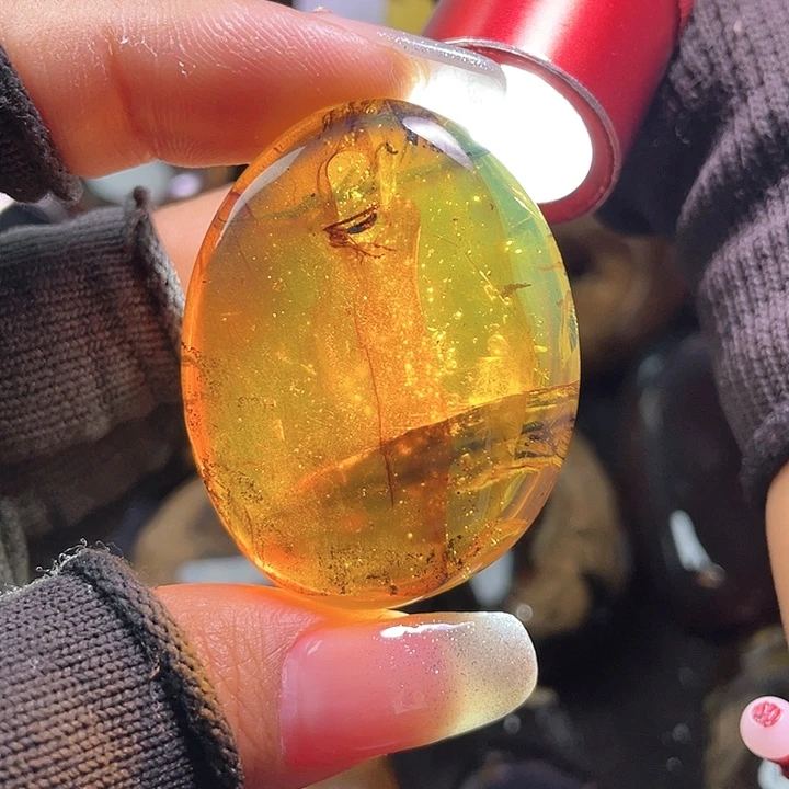 琥珀裸石未镶嵌。