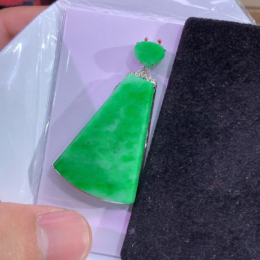 翡翠吊坠(赠链)18K金镶嵌