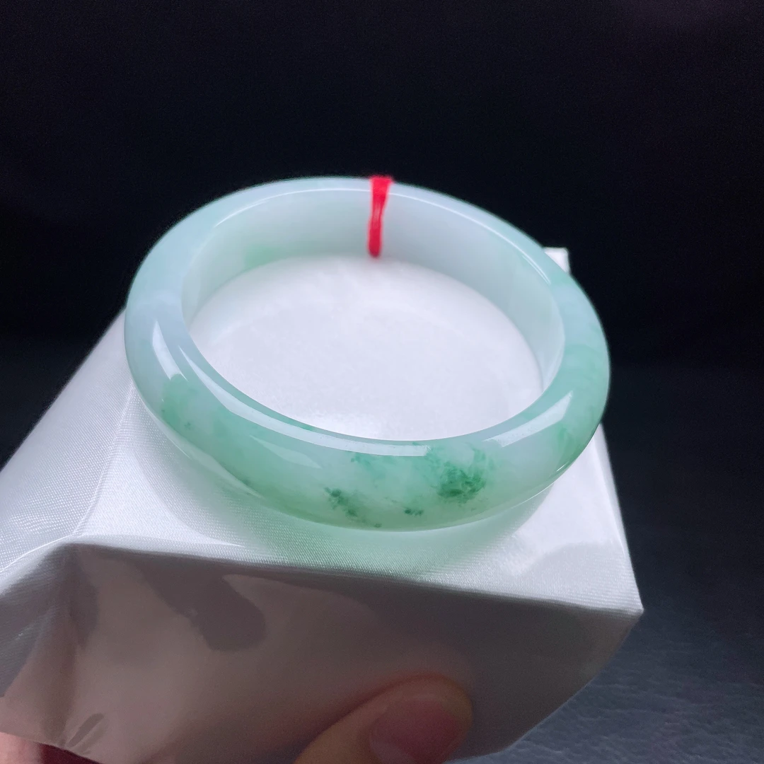 59圈糯化飘绿花宽边手镯 细纹