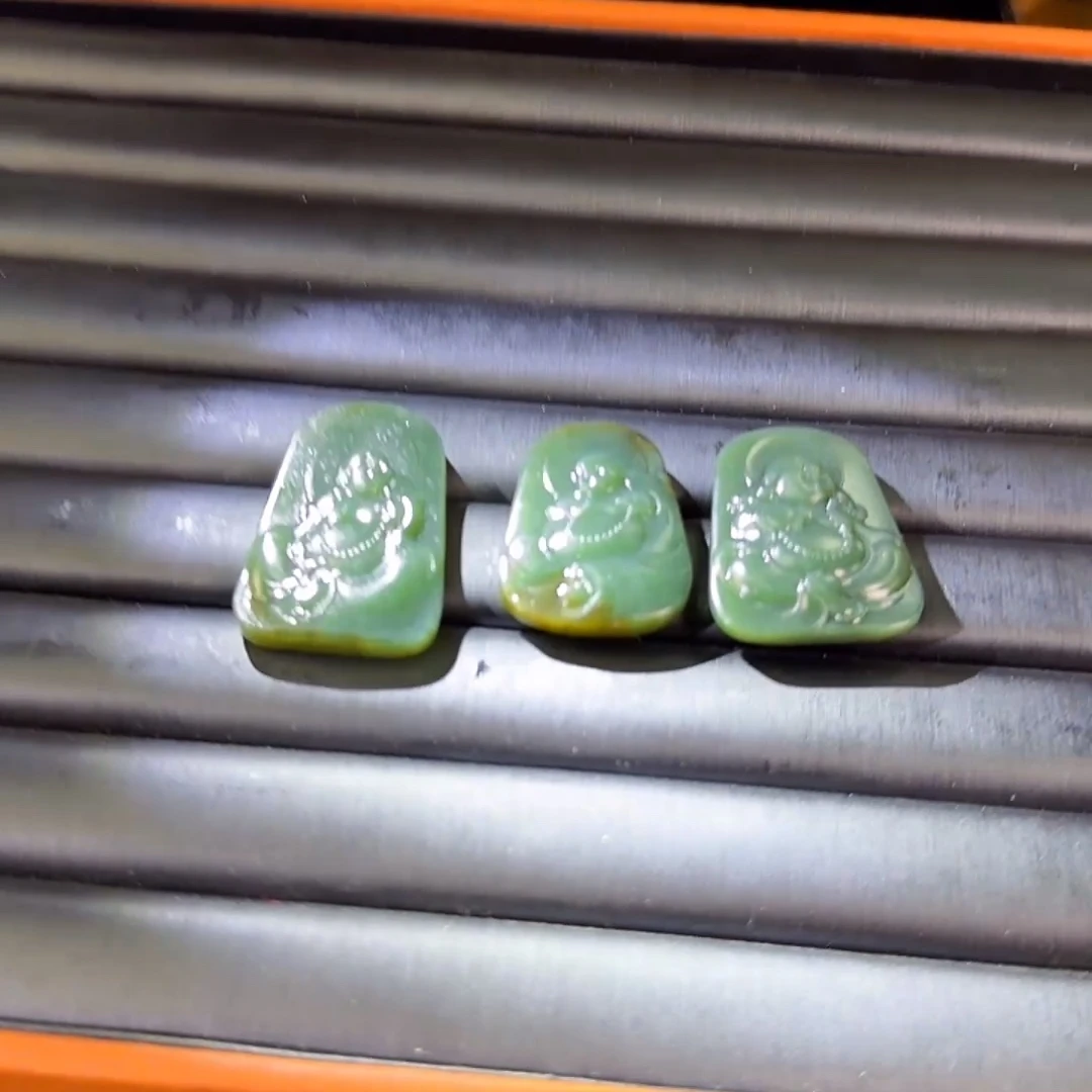 和田玉未镶嵌颈饰发其一