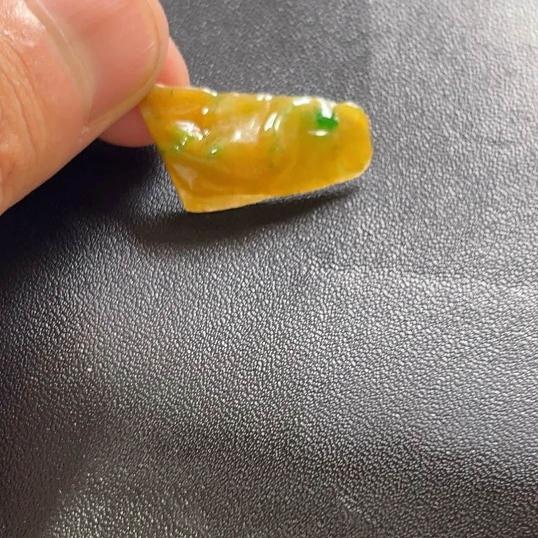 未镶嵌定制翡翠三彩黄加绿随形