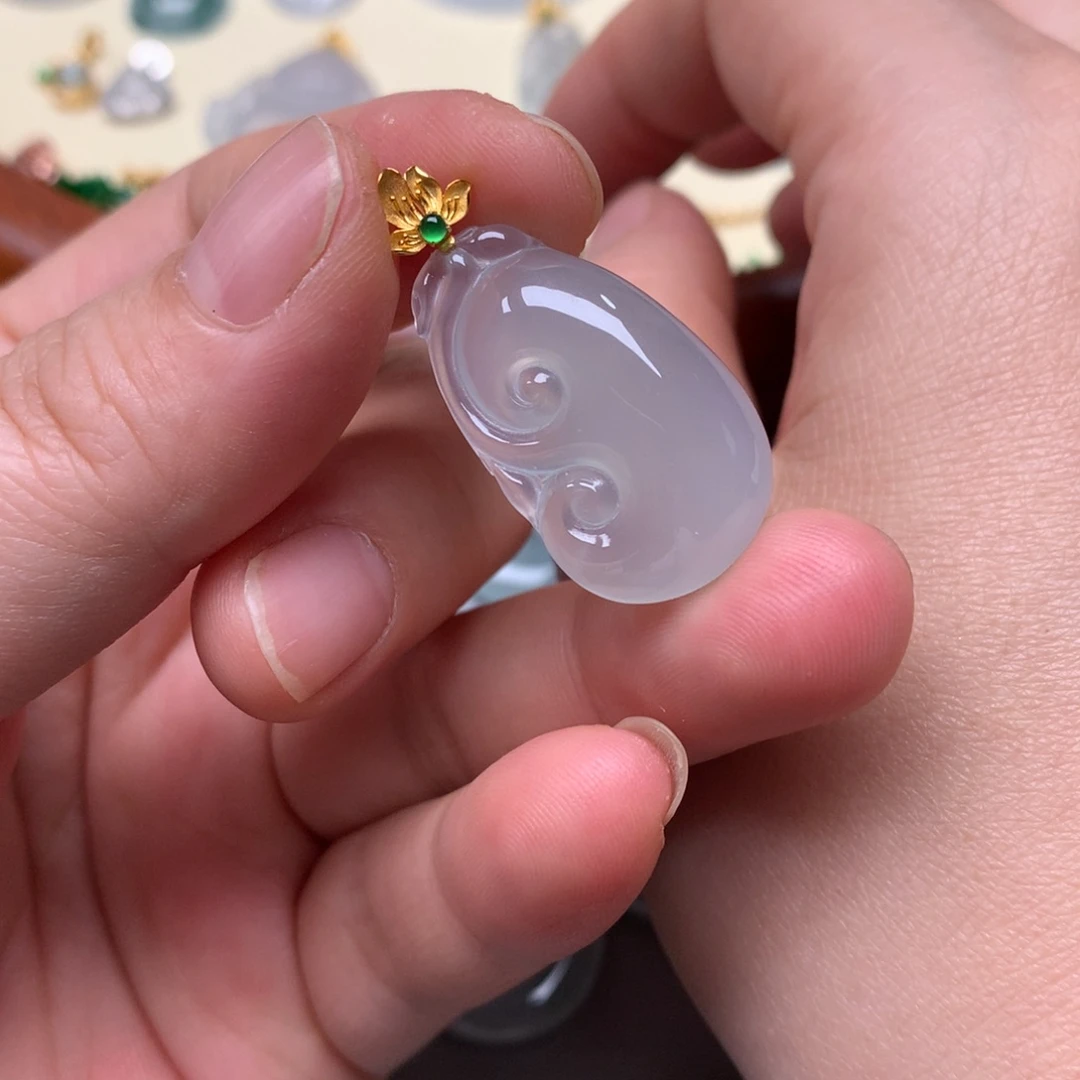 翡翠18K金镶嵌颈饰翡翠如意