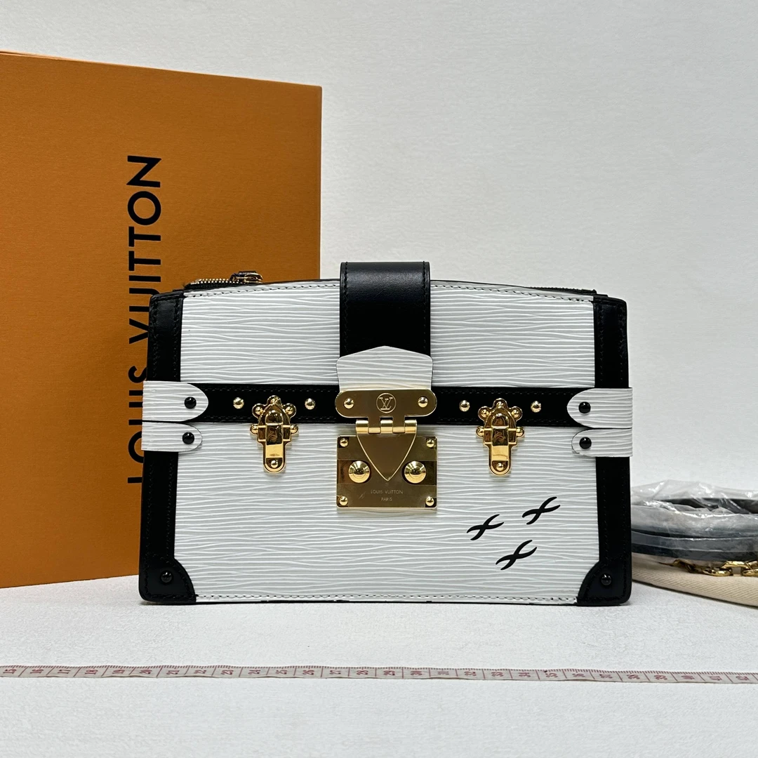99新 LouisVuitton/路易威登  LV 白色软盒子 CPMU204
