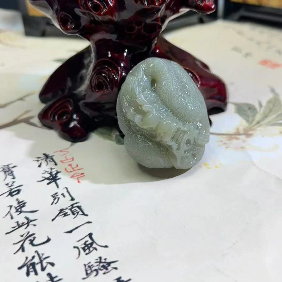 天然和田玉老料精雕龙把件油润细糯