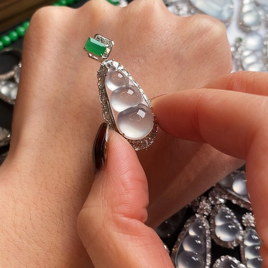 翡翠18K金镶嵌吊坠(赠链)天然缅甸翡翠吊坠福豆