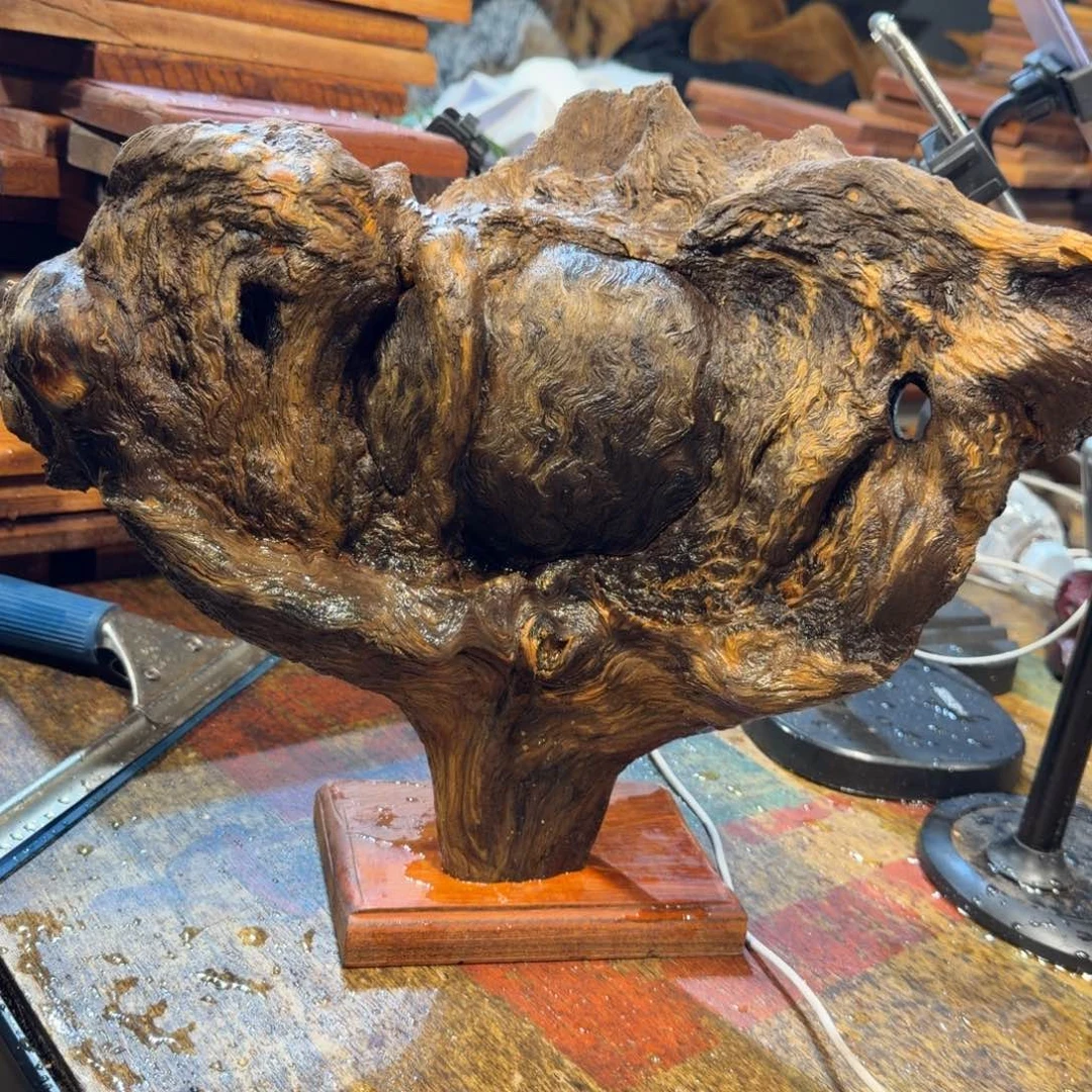 木***人木王一刀琥珀木摆件91