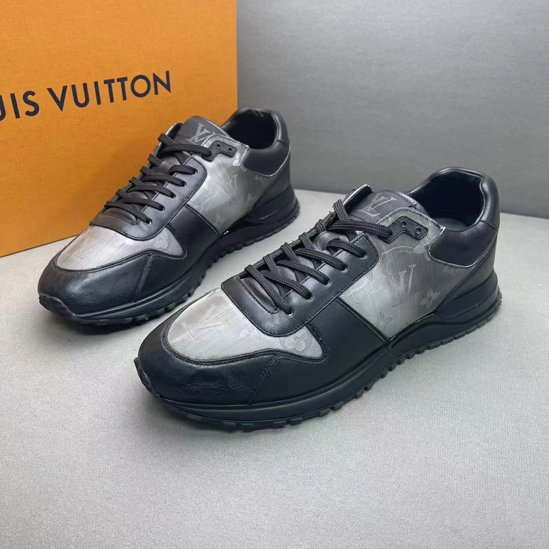 95新 LouisVuitton/路易威登 黑银镭射浮雕时尚百搭运动鞋 41码