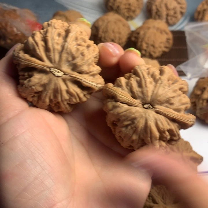 吊坠文玩核桃?****?粗筋