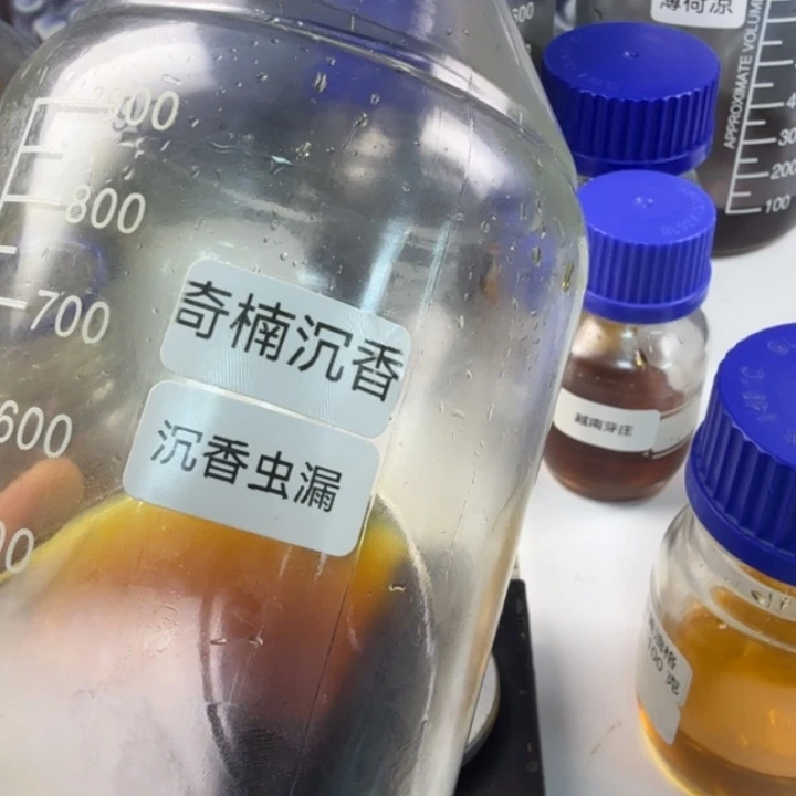 沉香虫漏、沉香黄油格各5 克