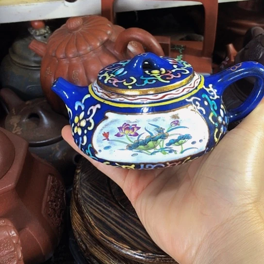 茶壶紫砂原矿泥料手工制作的一把紫砂壶。