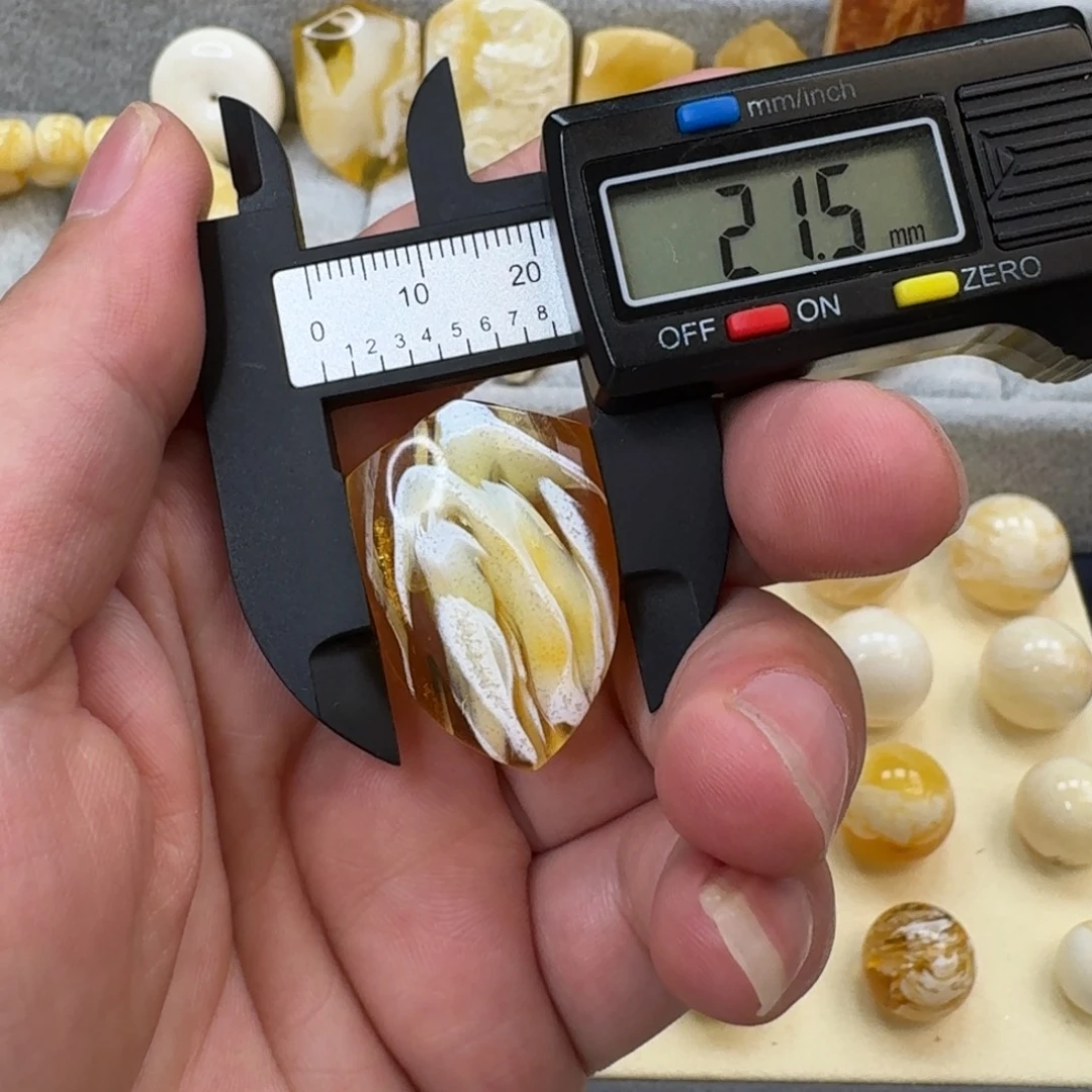 裸石琥珀未镶嵌盾牌有瑕