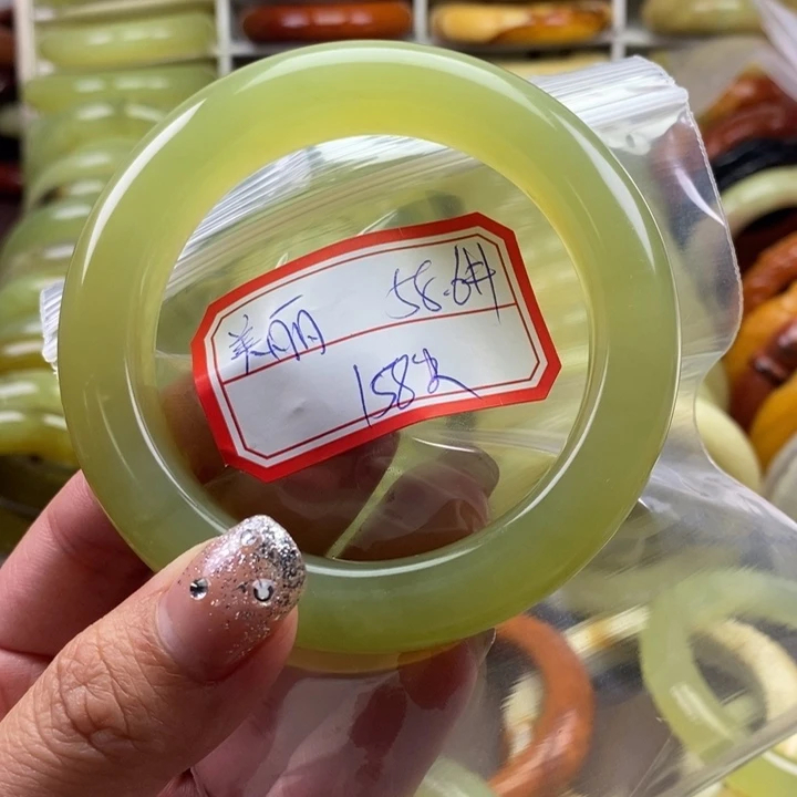 蛇纹石玉未镶嵌颈饰美*