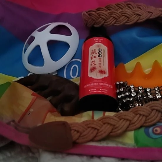 自信满满，腰部舒缓，裙子