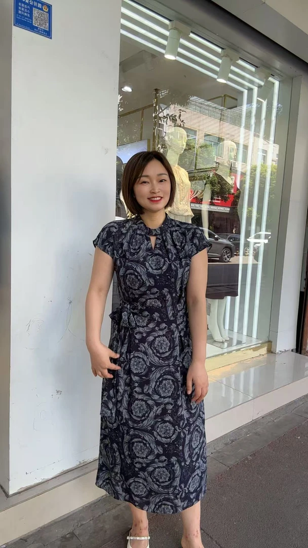 2025新款时尚领口漏洞系带款连衣裙