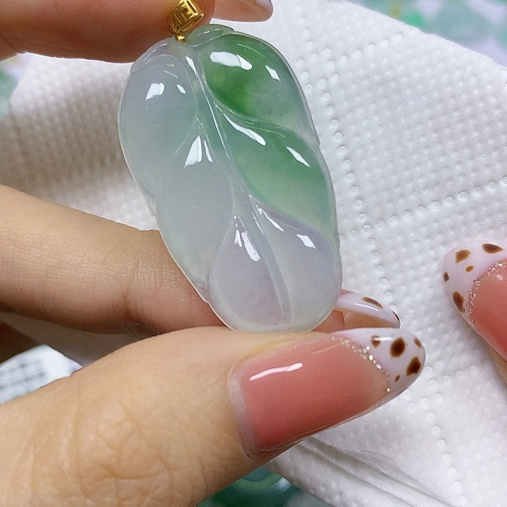 颈饰18K金镶嵌翡翠挂件