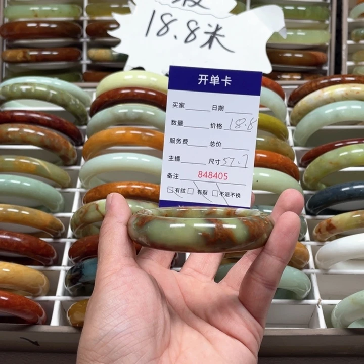 蛇纹石玉手镯未镶嵌?**蓉