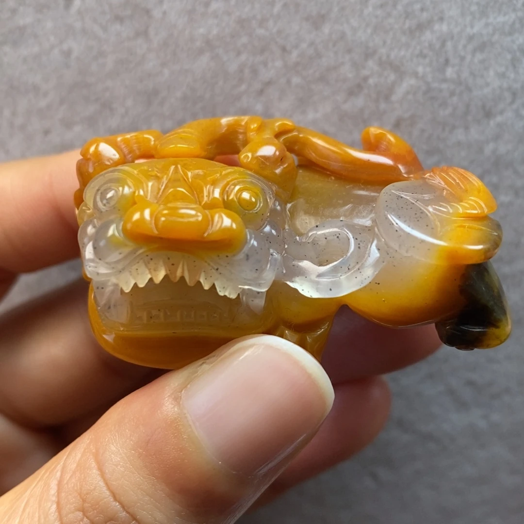 石英质玉（黄龙玉）未镶嵌颈饰脚踩水草花