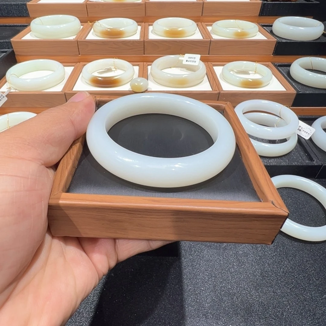 和田玉未镶嵌手镯