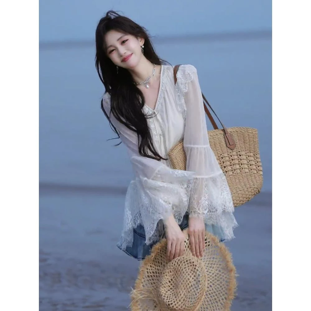 法式小资上衣女夏薄款高级感超好看独特漂亮气质白色蕾丝拼接衬衫