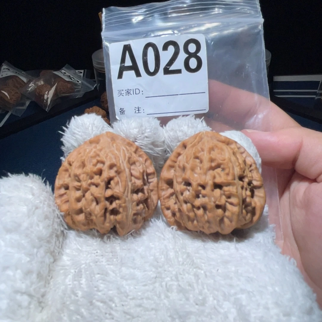 把件文玩核桃三角白38全品
