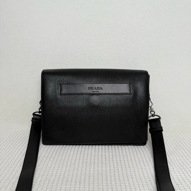 95新 Prada/普拉达 5826/经典时尚黑色全皮荔枝纹邮差包