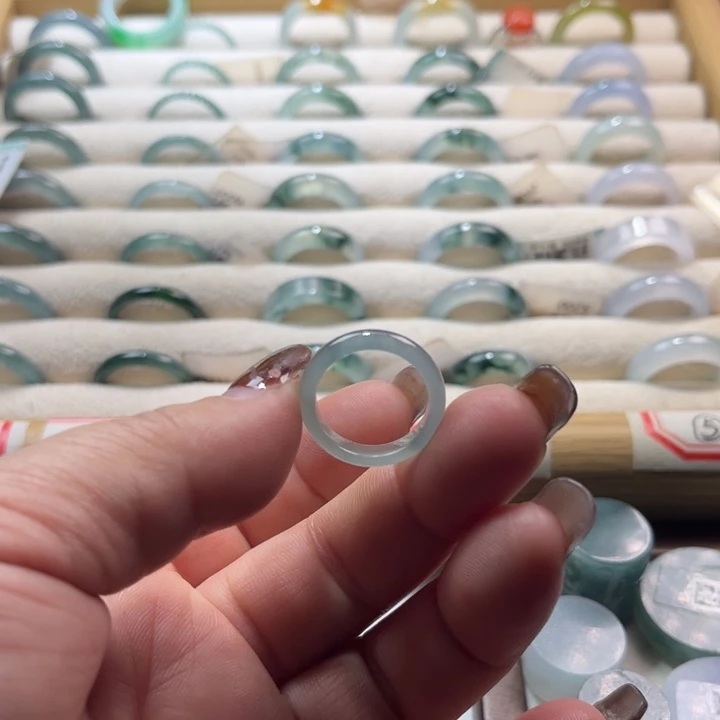 翡翠未镶嵌戒指蓝水