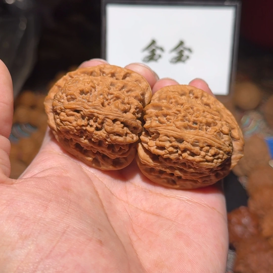 把件核桃1487三角疆，尺寸43 42.5 42