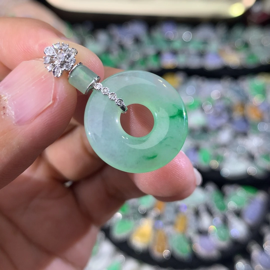 翡翠18K金镶嵌颈饰