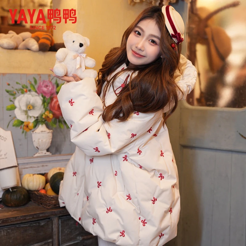 YAYA/鸭鸭【冰淇淋系列】时尚舒适柔软刺绣中长款羽绒服YE5B614031E