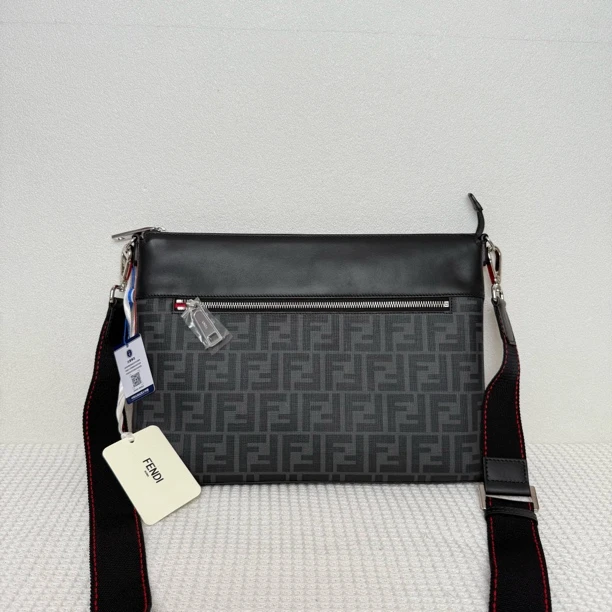 99新 FENDI/芬迪 5893/男士闲置品时尚经典印花斜挎包