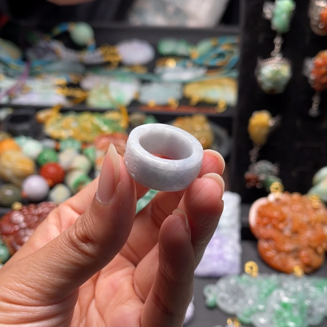 翡翠颈饰未镶嵌vvvvvvvbbvbbbbn